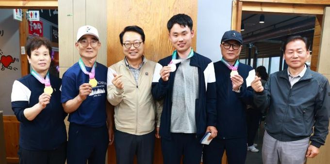 울진군, 경북장애인체전서 군부 종합 4위 성과 (수상자들과 함께)