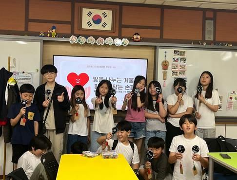 김해시구산사회복지관, 영운초등학교 학생들의 정성 담긴 자개 손거울로 세대 연결