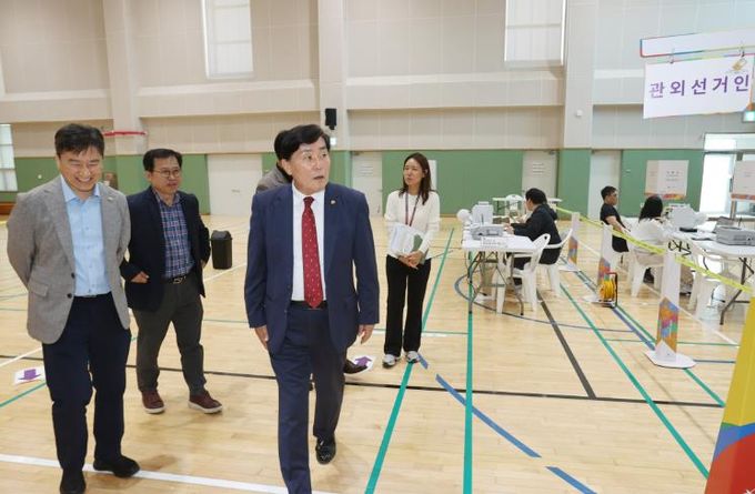 옹진군 한 표의 가치, 문경복 군수의 세심한 섬마을 사전투표소 점검