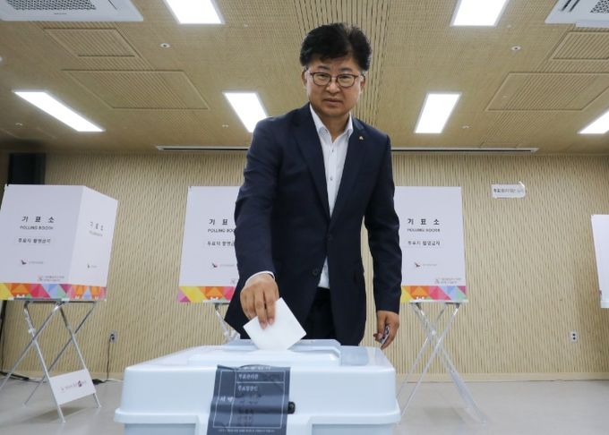 최충규 대덕구청장이 29일 중리근린공원 복합문화센터에 마련된 제21대 대통령 선거 사전투표소에서 소중한 한 표를 행사하고 있다.