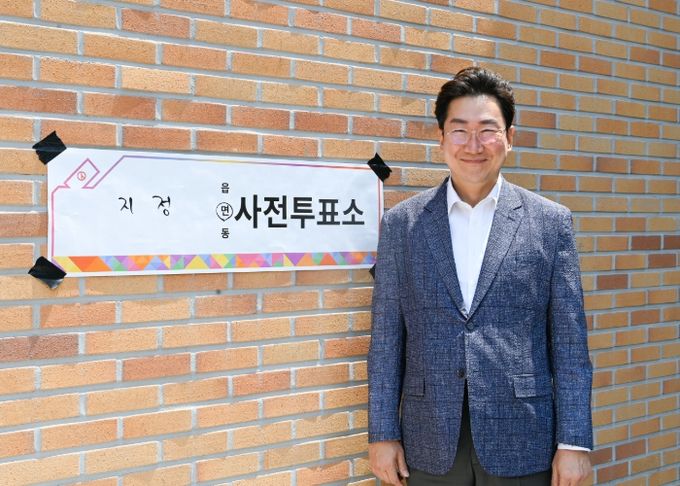 원강수 원주시장, 사전투표소 찾아 한 표 행사