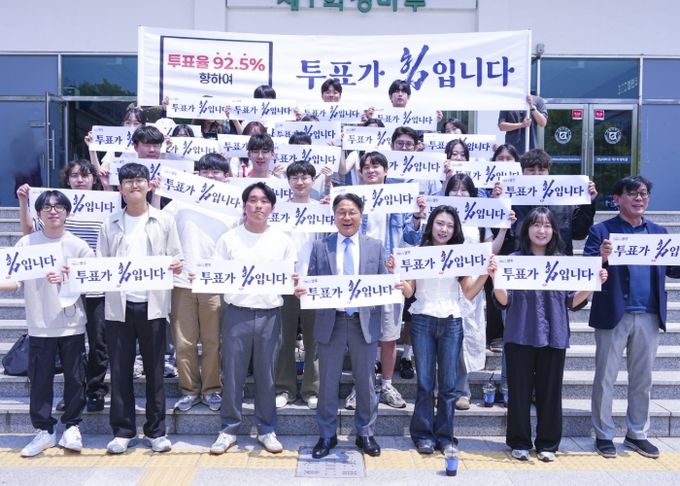 강기정 광주광역시장이 29일 오후 북구 전남대학교를 방문해 제1학생마루에서 학생들과 점심을 함께 먹으며 제21대 대통령선거 투표참여를 독려한 뒤 기념촬영을 하고 있다. /광주광역시 제공