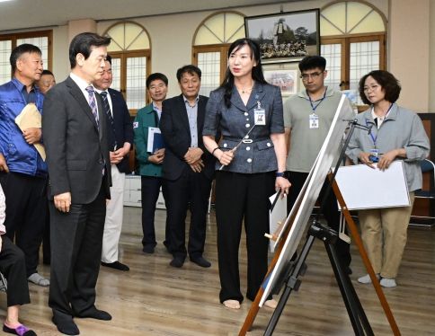 조규일 진주시장, 초장동 장재경로당 일원 도로개설 건의 현장 방문