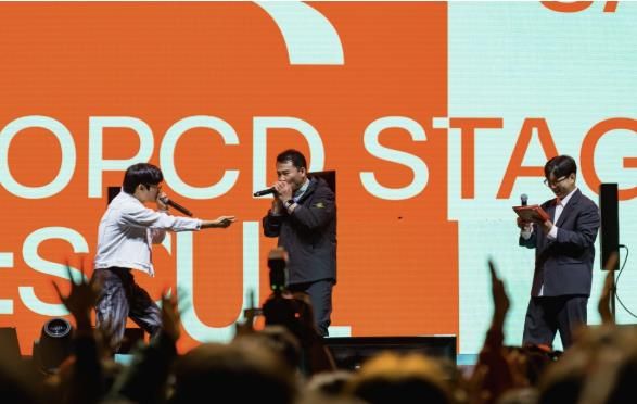 봉구 청년 음악 축제 ‘2024 OPCD STAGE’에서 오언석 도봉구청장(가운데)이 비트박서 ‘윙’(왼쪽)과 함께 비트박스를 선보이고 있다