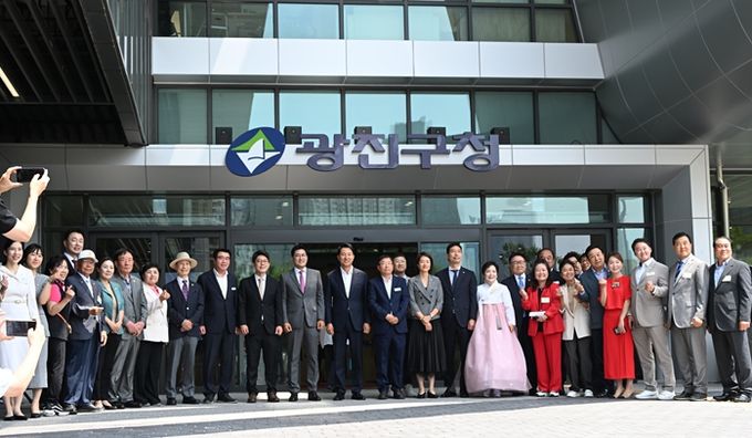 9일(월) 열린 ‘광진구 신청사 개청 기념식’에서 오세훈 서울시장이 제막식 후 참석자들과 기념사진을 촬영하고 있다.