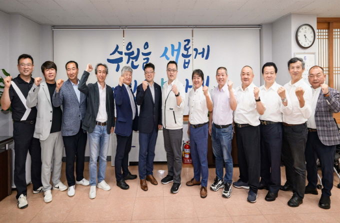 김현수 수원시 제1부시장(왼쪽 6번째)과 대만 전국노공연합총공회(총공회) 대표단, 한국노총 수원지역지부 임원들이 함께하고 있다.