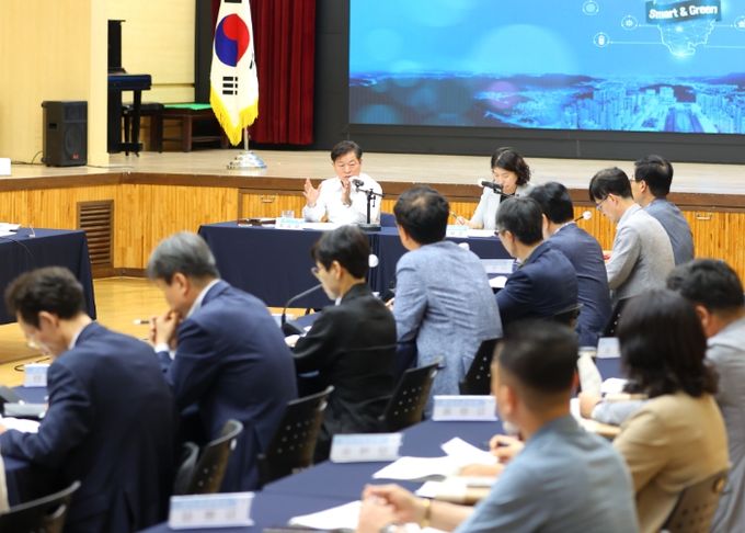 박승원 광명시장이 10일 오후 시청 대회의실에서 열린 '2026년도 주민참여예산사업 부서 검토 결과 보고회'에 참석해 발언하고 있다.