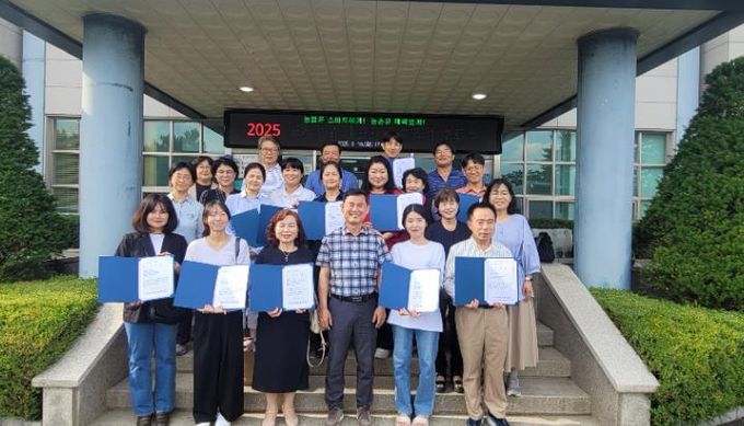 천안시 농업기술센터가 도시농업전문가 양성과정 수료식을 마치고 기념촬영을 하고 있다.