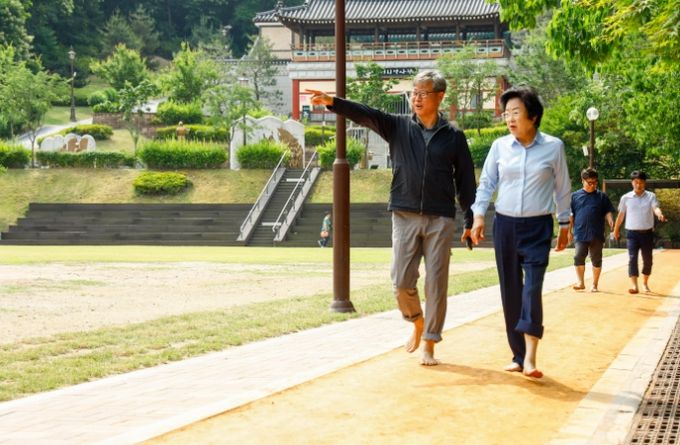 이천시, 서희테마파크에 ‘힐링 황톳길’ 조성…야간 산책도 OK!