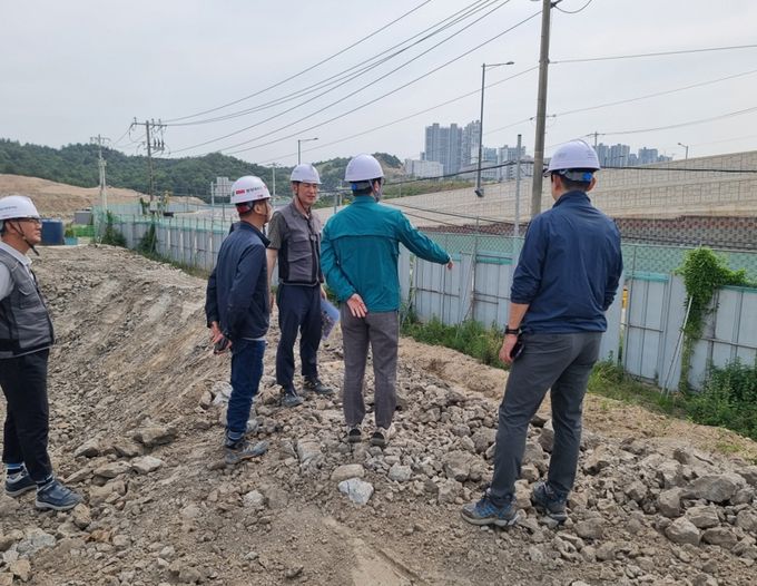 포항시가 본격적인 장마철을 앞두고 지난 10일 KTX신도시 도시개발사업 현장을 점검하고 있다.
