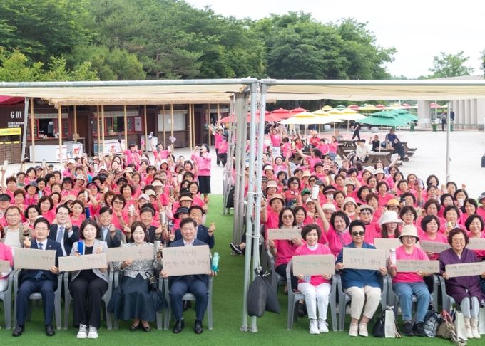 광명시 여성단체협의회는 지난 10일 광명동굴 빛의 광장에서 ‘2025년 광명시 여성지도자 연합대회’를 개최해 기념사진을 촬영하고 있다.