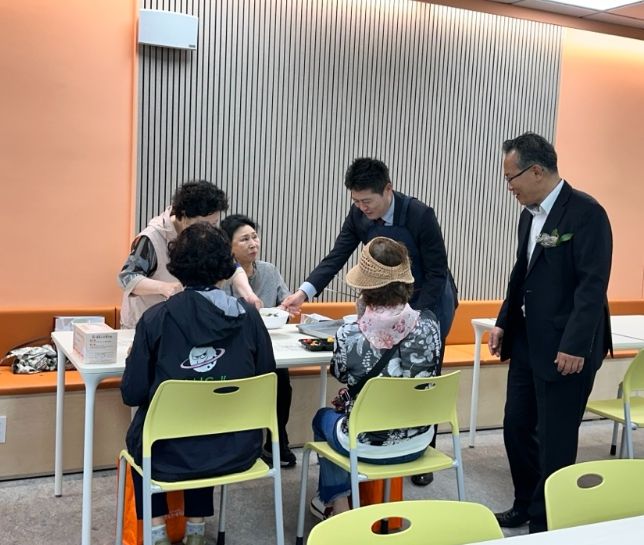 김정헌 중구청장, 영종노인복지관 개강 기념 국수 나눔 행사