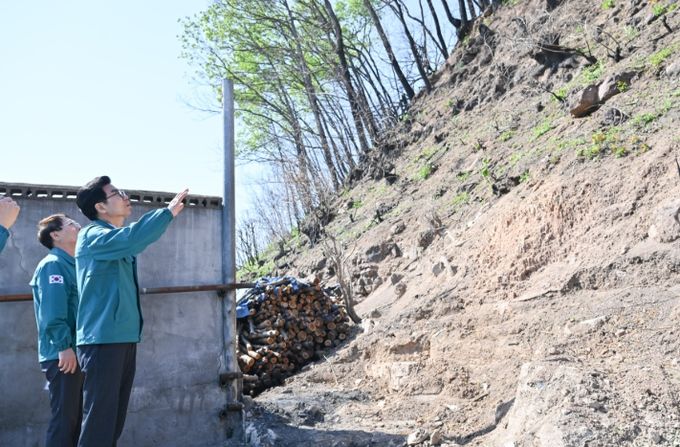 김광열 영덕군수가 지난 4월 말 산사태 위험 지대를 점검하고 있다.