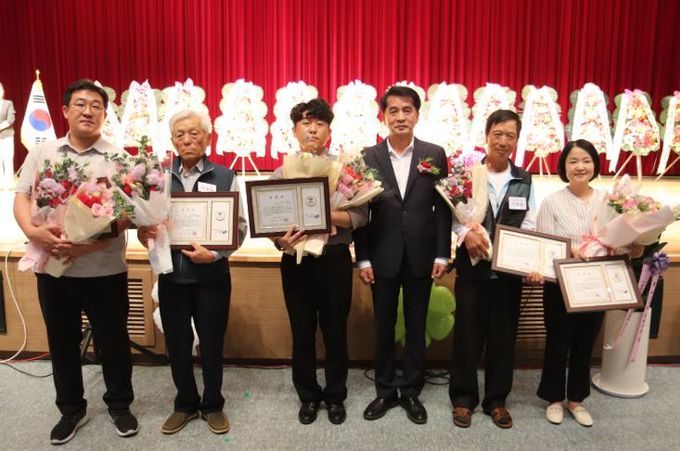 보은군, 장애인의 날 행사 성황리 마무리-최재형 보은군수가 유공자와 함께 사진 찍는 모습