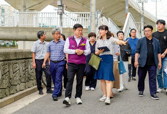 “작은 불편도 놓치지 않겠습니다” 이필형 동대문구청장, 정릉천 인근 주택가 점검 나서