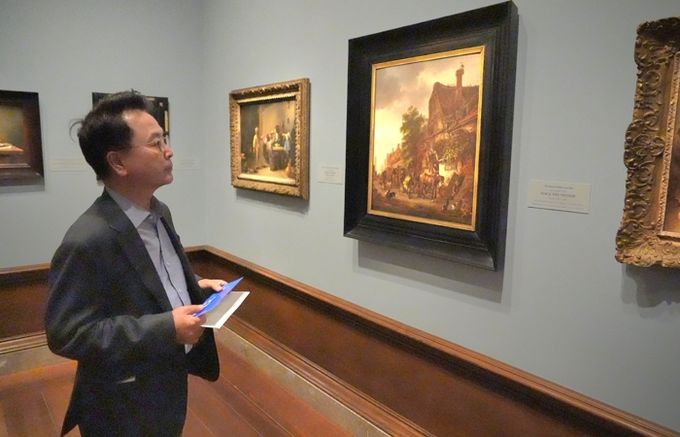 육동한 춘천시장이 20일(현지시간) 워싱턴 D.C.의 국립미술관을 찾아 내부전시를 둘러보고 있다.