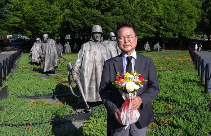 육동한 춘천시장이 20일(현지시간) 워싱턴 D.C. 내셔널 몰에 위치한 참전용사 기념비에서 헌화하고 있다.