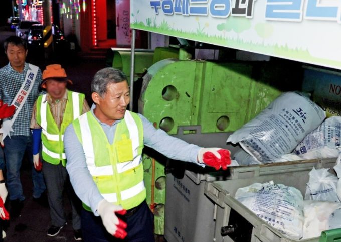쓰레기 배출 점검하는 김완근 제주시장