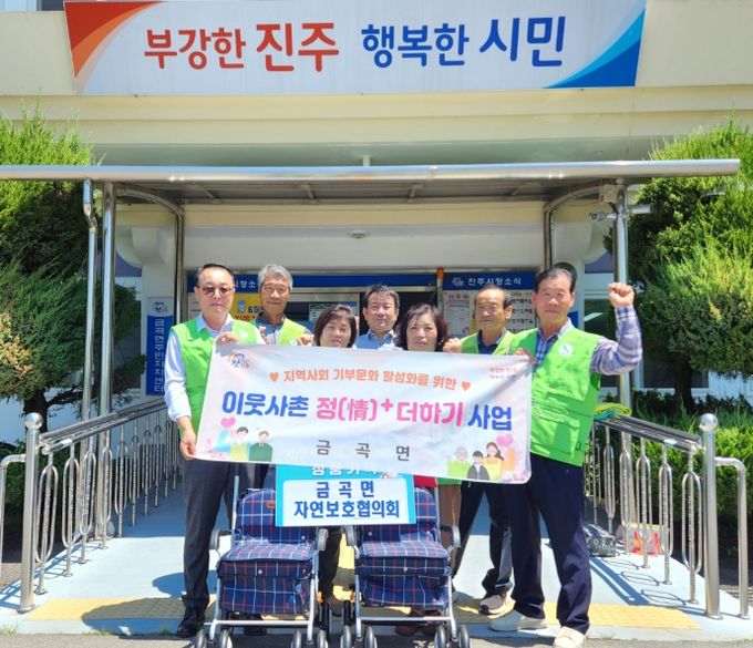 보행불편 어르신에게 실버카 전달