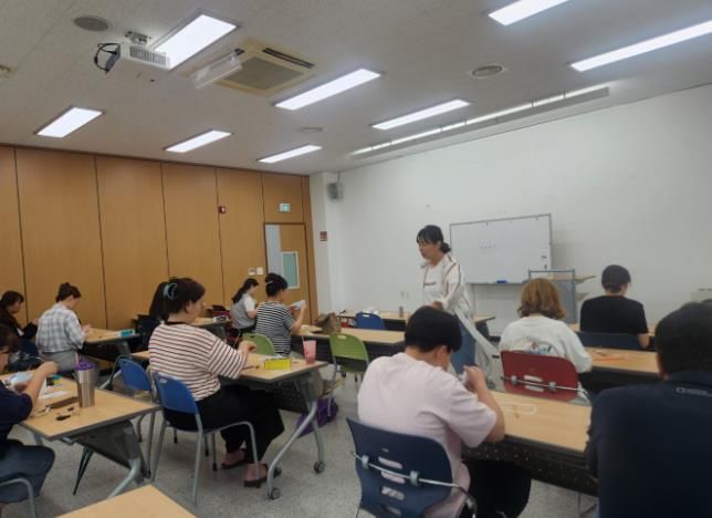 함안군립칠원도서관 6월 원데이클래스‘자수 공예’성료