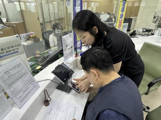 보은군, 민원실에 AI 시각보조기기 도입... 시각장애인 등 민원 편의 향상