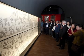 공동특별전 <히타이트> 개막식 당시 탁본 작품 감상 중인 초룸시장님 외 초룸시 대표단