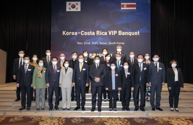 카를로스 알바라도 퀘사다 前 코스타리카 대통령을 비롯하여 만찬간담회를 주최한 전국 사회연대경제 지방정부협의회 회원 자치단체장 및 GSEF(국제사회적경제협의체) 관계자 등 단체사진