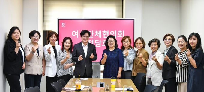 김병수 김포시장이 23일 김포시여성단체협의회(회장 박헌옥)과 정담회를 개최하고, 여성친화도시 지정에 뜻을 모으기로 했다.