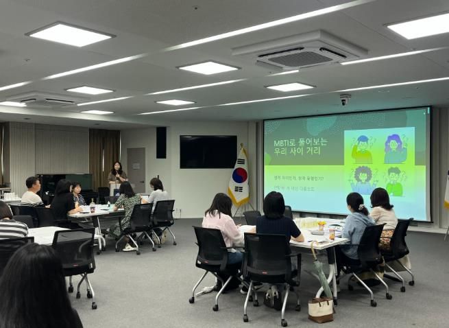 24일 진행된 통합돌봄 업무 수행 실무자 대상 마음 돌봄 프로그램의 ‘향기로 알아보는 나의 성격’