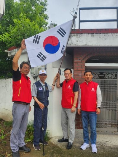 자유총연맹 밀양시지회에서 6.25 참전유공자 가정을 방문해 태극기 달아주기 운동을 펼치고 있다.