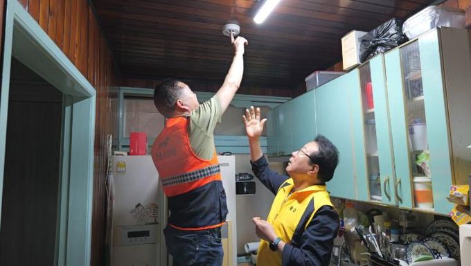 부산진소방서 의용소방대 수정지역대 관내 취약계층 기초소방시설 설치 지원