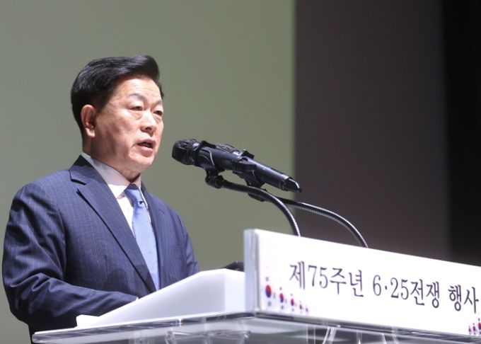 박승원 광명시장이 25일 광명시민회관에서 열린 ‘제75주년 6.25전쟁 행사’에서 기념사를 하고 있다.