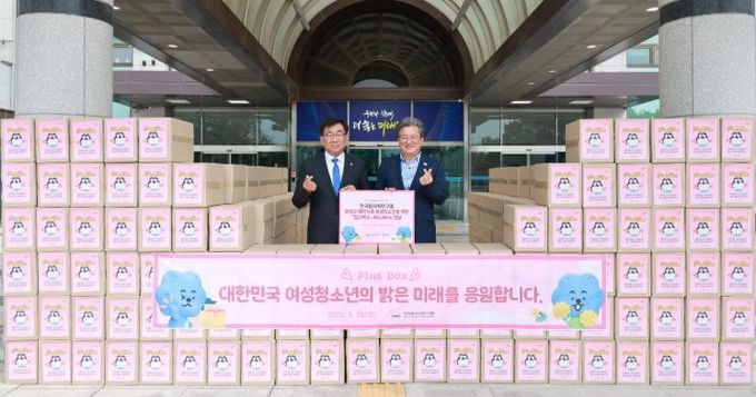 26일 한국원자력연구원이 핑크박스를 기탁하고 정용래 유성구청장(오른쪽)과 주한규 원장(왼쪽)이 기념촬영을 하고 있다