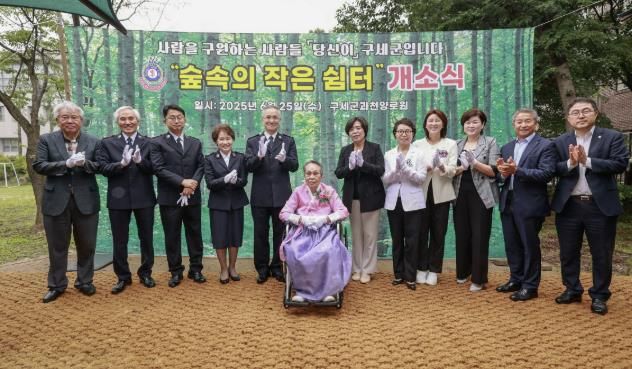 기념촬영_사진 가운데 전영숙 어르신, 오른쪽 옆 신계용 과천시장