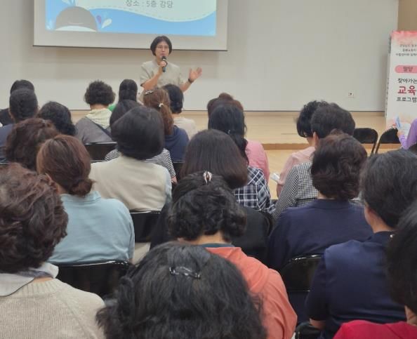 손순미 밀양시 여성가족과장이 28일 상상어울림센터 대강당에서 아이돌보미를 대상으로 인구 증가 시책을 홍보하고 있다.