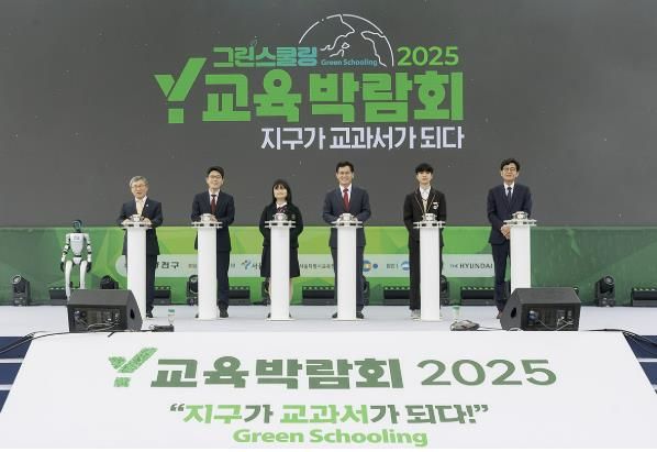 올해 3년차를 맞은 ’Y교육박람회‘ 개막식에서 이기재구청장(왼쪽 네 번째)