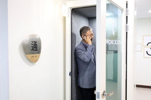 장인홍 구로구청장이 구청 신관 3층에 설치된 방음전화실(폰부스)에서 통화를 하고 있다.