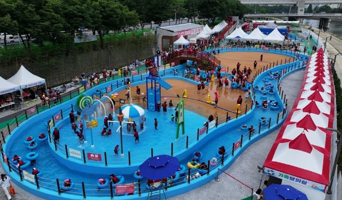 국내 최초 하천변 워터파크‘신천 물놀이장’개장
