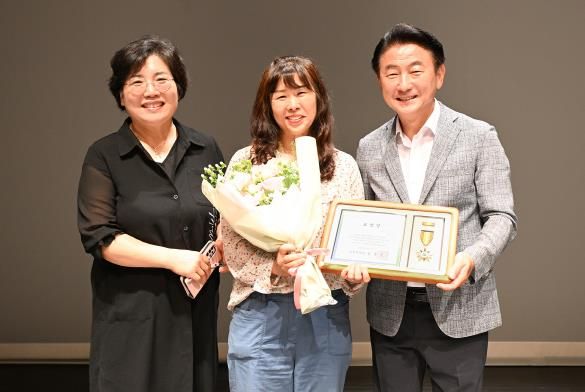 김동근 시장이 6월 27일 위기이웃 발굴 수행인력 역량강화 교육에서 명예사회복지공무원 유공자 표창을 한 뒤 함께 기념사진을 찍고 있다.