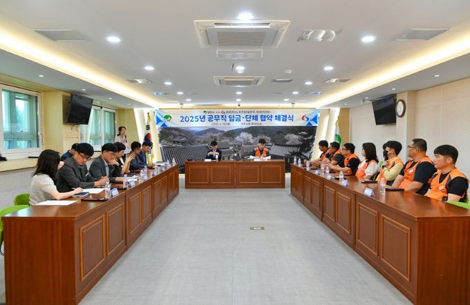 영주시 2025년 일반공무직 임금‧단체협약 체결식이 개최됐다.