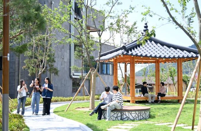 옥포읍 기세1·2공원 조성 사진 2(달성군 옥포읍 기세1·2소공원을 찾은 주민들. 산책하고 대화하며 편안히 쉬고 있는 모습.).