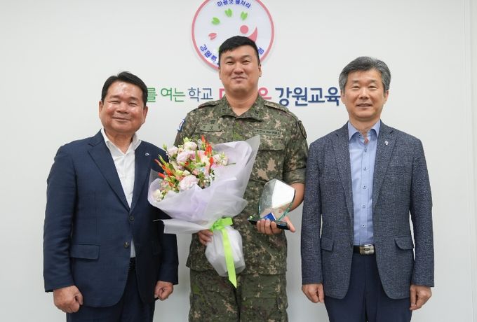 위급한 순간 학생 생명 구한 군인에게 감사패 전달