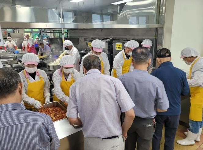 김해의생명산업진흥원, 김해시서부노인복지관에서 지역과 함께하는 배식 봉사