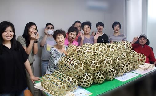 김해시 죽부인 만들어 이웃사랑 실천, 평균 연령 70세 '사부작 공예단'의 눈부신 활약 빛나다