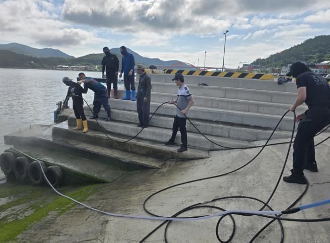 완도해경 노화파출소, 연안사고 예방을 위한 민관 합동 선착장 정화 활동 실시