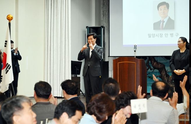 - 안병구 밀양시장이 30일 암새들에서 열린 제6대 농아인협회 지회장 취임식에서 축사를 하고 있다.