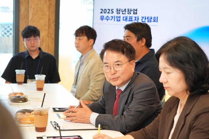 내려받기육동한 춘천시장, 청년창업가 간담회_ 창업가들과의 간담회