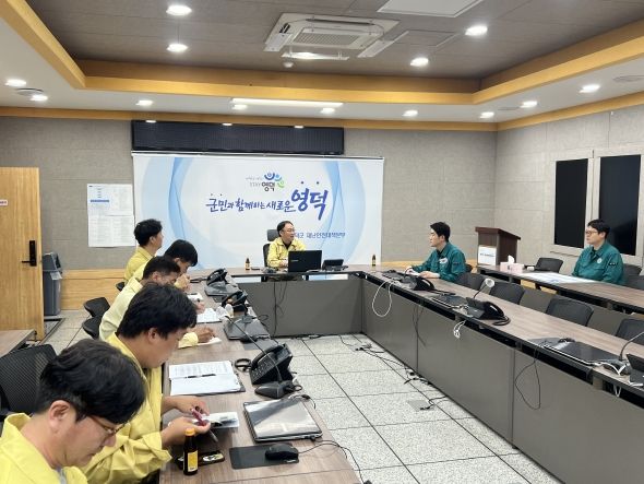 영덕군청 재난상황실에서 산사태 대비·대응 태세 점검 모습