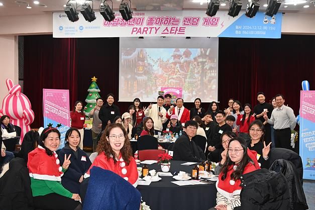 이현재 하남시장이 지난해 12월 시청 대회의실에서 열린 ‘청년활동 성과공유회’에 참석해 청년들과 함께 기념사진을 촬영하고 있다.