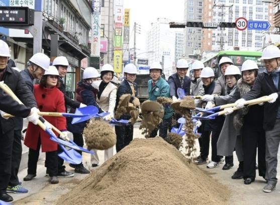 이현재 하남시장이 지난 3월 진행된 신장전통시장 일원 전선 지중화 사업 착공식 행사에서 참석자들과 함께 시삽식을 진행하고 있다.